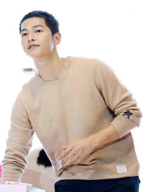 有种"整容"叫宋仲基分手,近照油光满面泪沟明显,35岁就初老_照片_发型