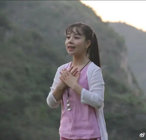 近日王二妮在微博中晒出一组自己的生活近照,她留着一头乌黑亮丽的