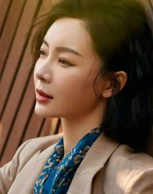 陈数干练短发造型,气质出众,优雅十足