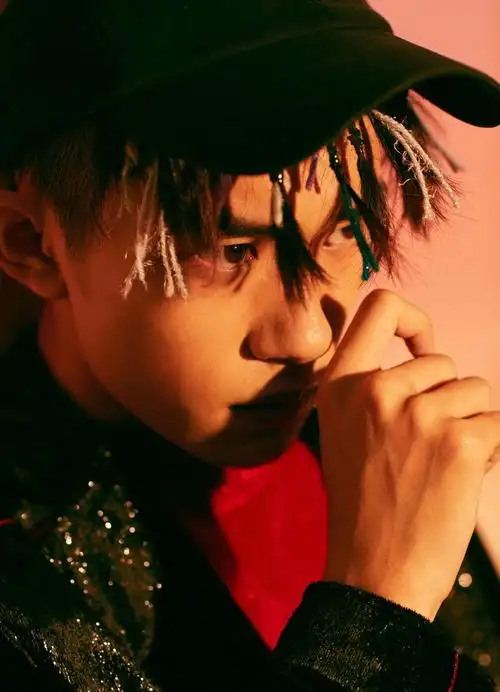 组图:易烊千玺脏辫造型酷劲足 不羁少年眼神深邃气场满分