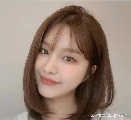 不长不短中发发型设计