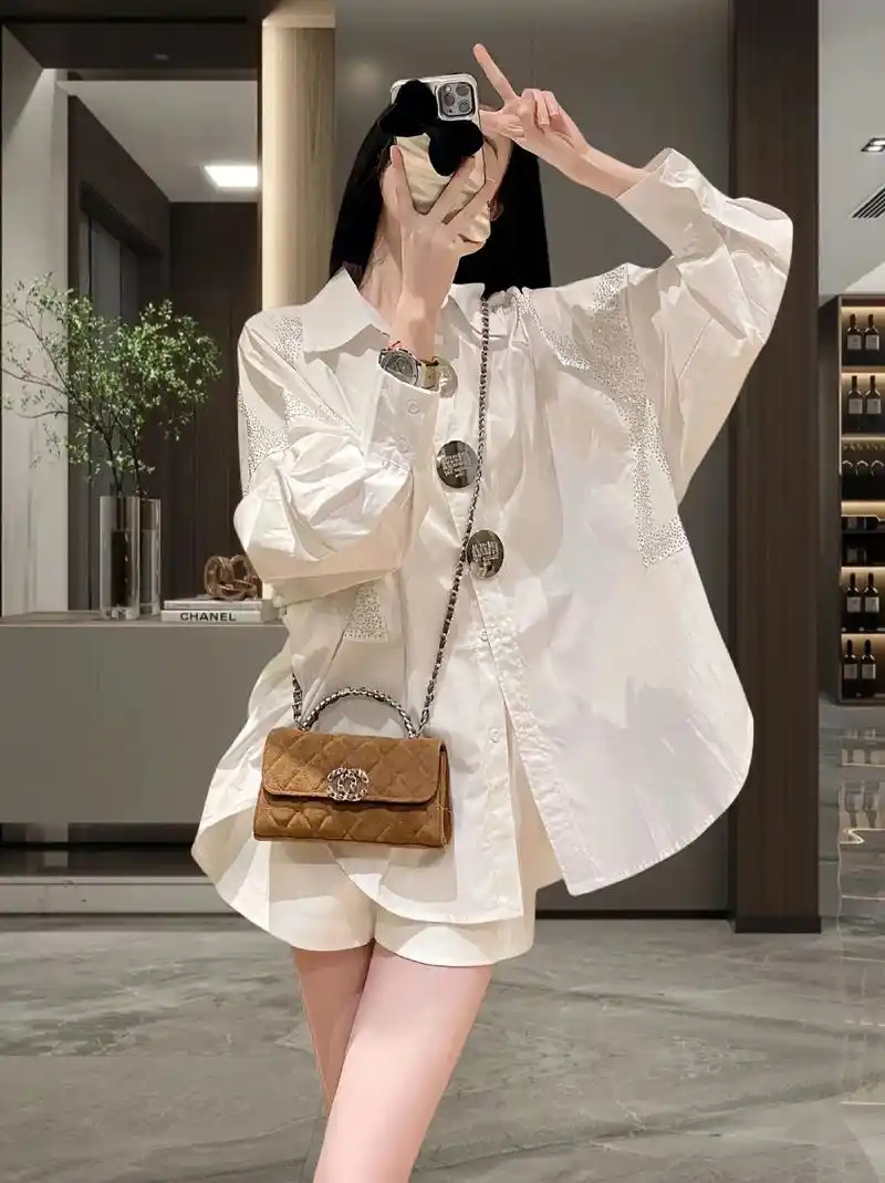 时尚休闲百搭白衬衫～宝子们,这套极简慵懒风穿搭太爱了!