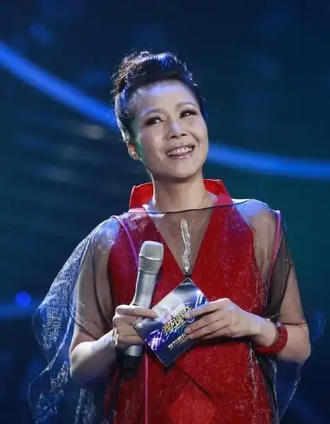 田震近照好年轻,曾因病淡出娱乐圈,商演观众几乎没有人