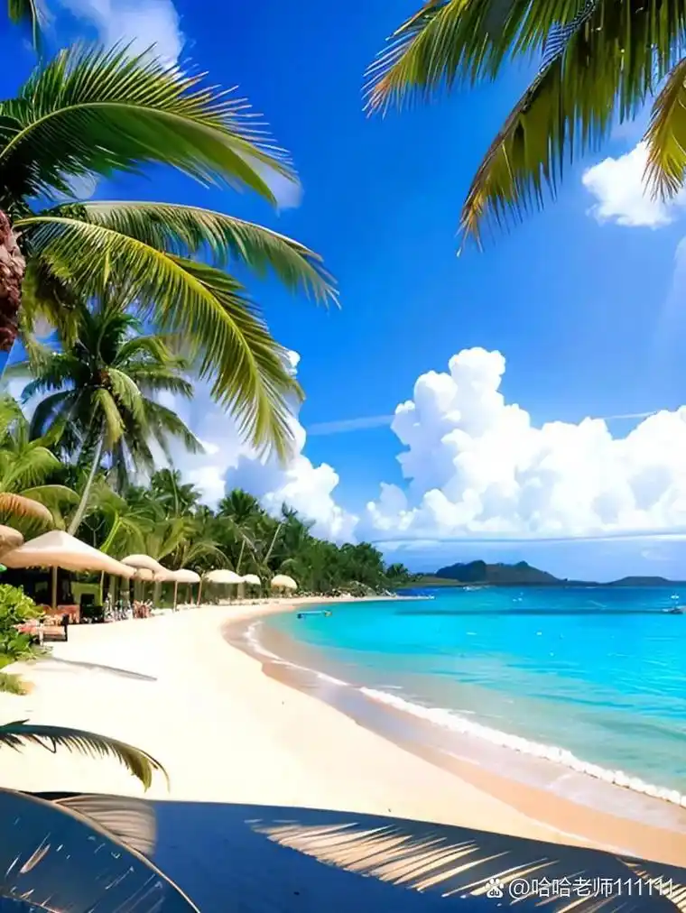 夏日海滩,阳光洒满金黄沙滩,海浪轻拍岸边,带来阵阵清凉.