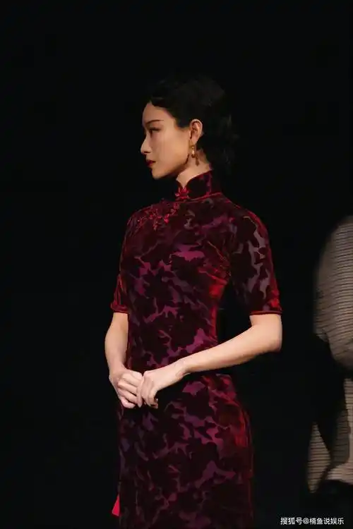 被倪妮的旗袍美到了,一颦一笑风情万种,梦回《金陵十三钗》_造型_身材