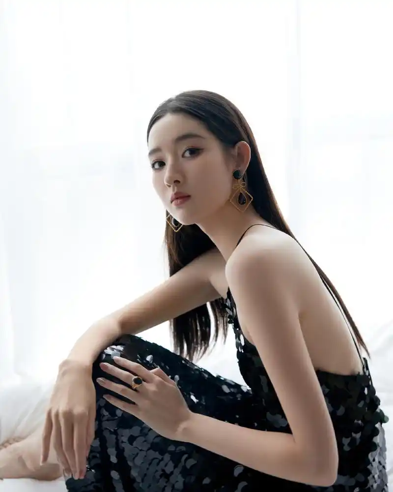 王玉雯黑色吊带礼服裙迷人大片