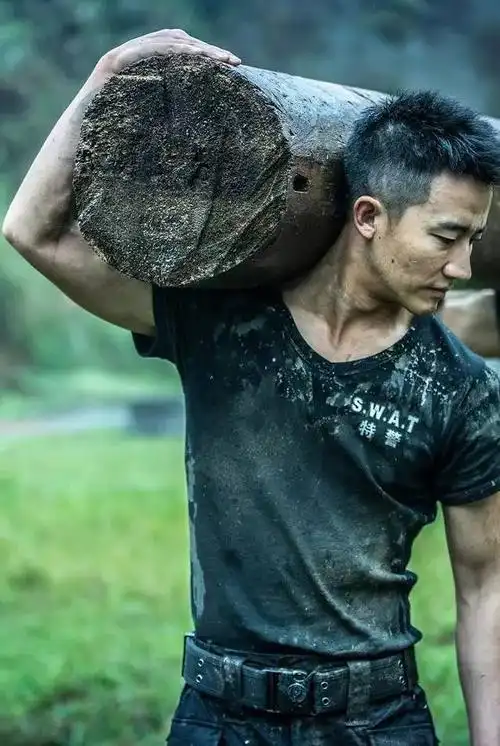 国民初恋"黄轩"暖男变硬汉!肌肉线条直逼当年的彭于晏