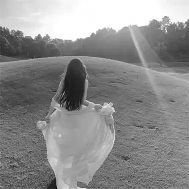 女图背影唯美头像黑白_女生头像_头像屋