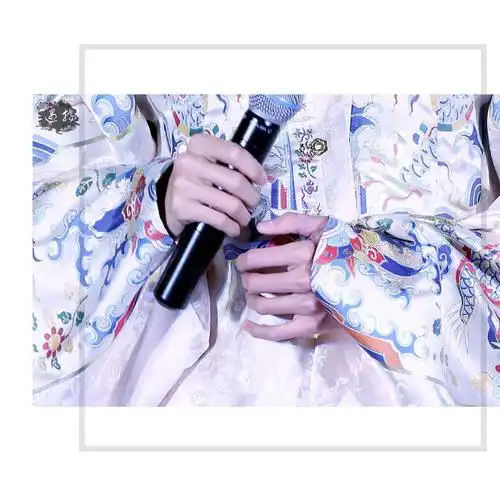 名字叫妖扬 光顾着发照片了,推荐一下他的歌《春不渡》《吹梦到西洲》