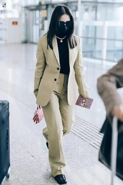 59孟美岐孟美岐今日机场饭拍更新一身卡其色西装搭配方头皮鞋干练而