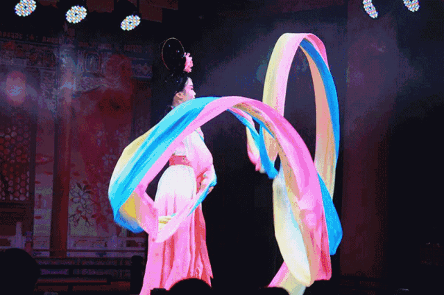 给观众一种出其不意的特殊效果"(唐满城《中国古典舞身韵的形,神,劲