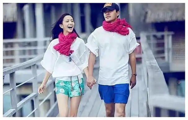 这次外出游玩的照片中,陈思诚和佟丽娅与朵朵一同享受快乐时光的场景