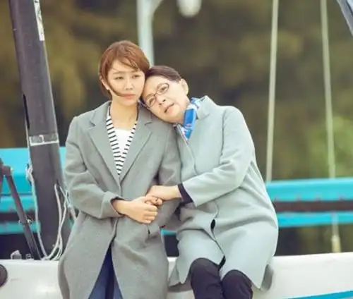 她是宋丹丹干女儿,被干妈四次带上春晚不火,今因整容成瘾无戏拍_姜妍