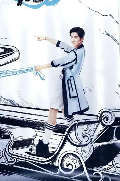 鹿晗穿白袜,脚,图片或视频.