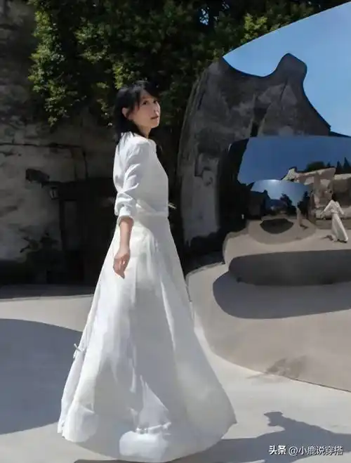 刘若英高颜值就是任性,穿黑白拼接色连体裤现身,意外高级时髦_时尚