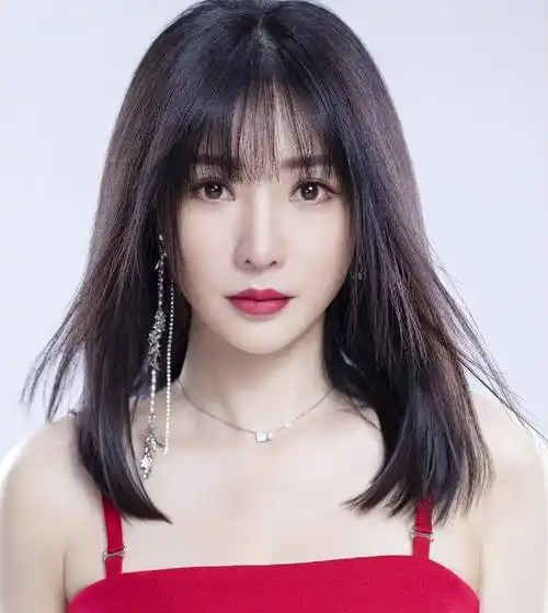 42岁柳岩恋情曝光!多次带男友回家感情好,男方肤色黝黑烟瘾大_成功_家