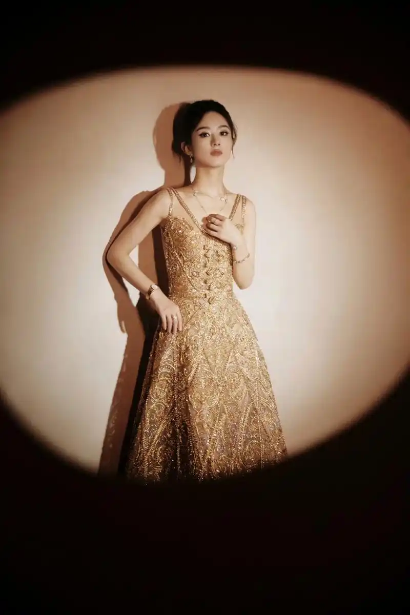 赵丽颖每日行程都是满满的吧,真的好忙呀,赴上海电视节,金色刺绣长裙