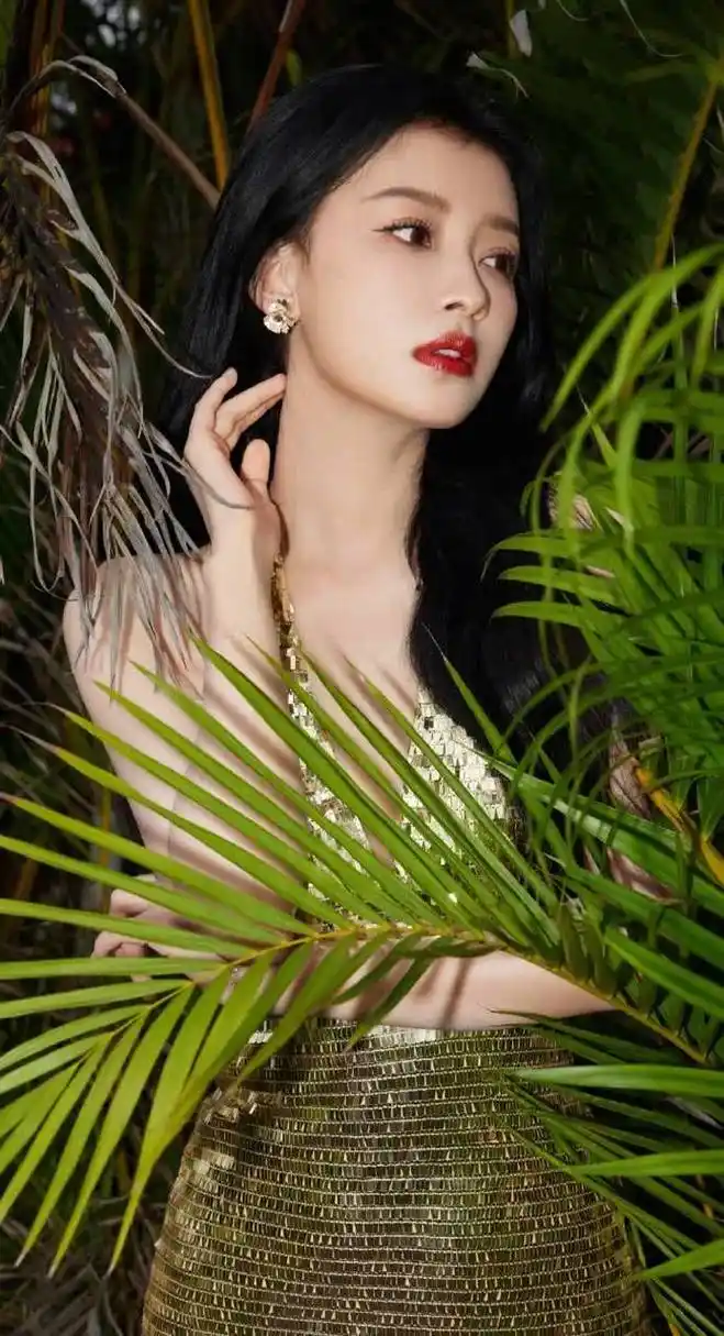 星闻#   孙怡的金色礼服.   充满了高贵与优雅,金色的光芒十分夺目.