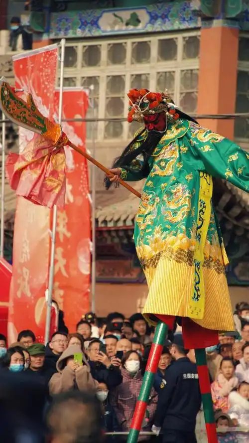 男子酒后踩2米高跷表演醉关公传承关公文化惊艳四座