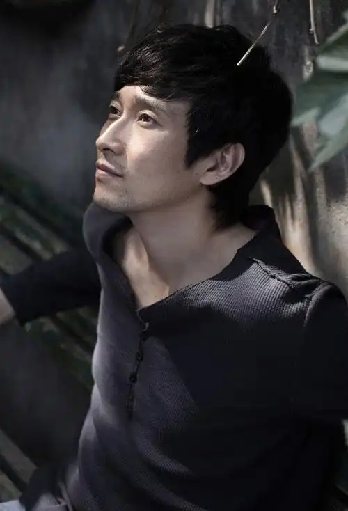 p>满江,1973年1月9日出生于北京市,中国内地流行乐男歌手,音乐制作人