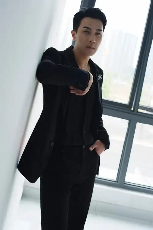 工作室分享刘恺威最新写真中,48岁的他身穿一袭帅气西装,表情沉稳而又