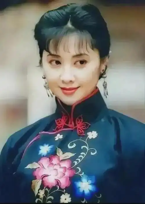 80年代朱琳30岁时的剧照年轻时是一个国色天香的古典美女