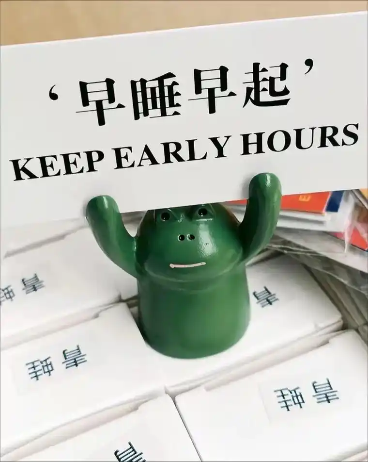 举手小猪ins网红可爱办公桌面装饰生日礼物加油励志摆件治愈便 - 抖音