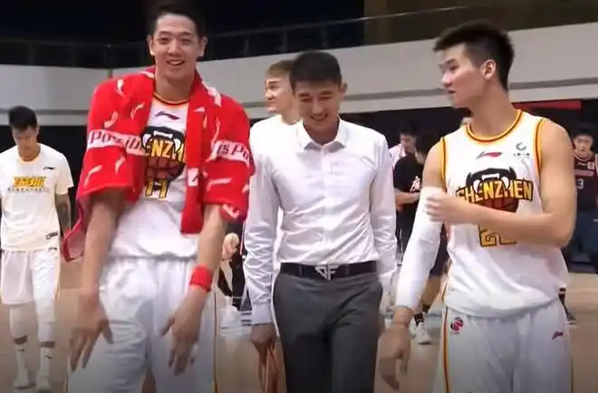 阿联一脸轻松,赵睿摇头,小胡出血,沈梓捷太欢乐|易建联|胡明轩_网易