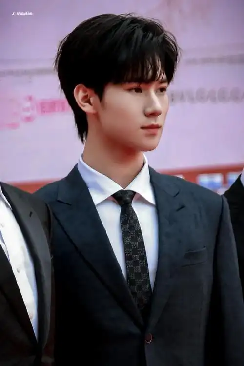 西装真源好帅好帅@时代少年团-张真源#张真源北影节红毯生图##张真源