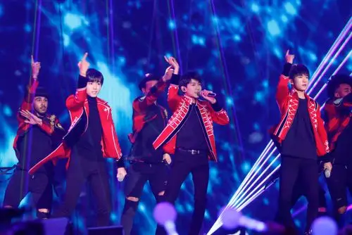 爱奇艺vip会员不仅第一时间欣赏到tfboys的新歌《萤火》,还与李易峰