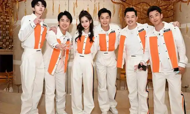 蔡徐坤晒跑男合照,新老成员相处融洽,和沙溢像极了父子!