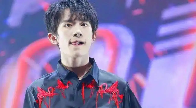 之前千玺参加综艺《亲爱的客栈》的时候,不仅老板娘刘涛对她赞誉有加