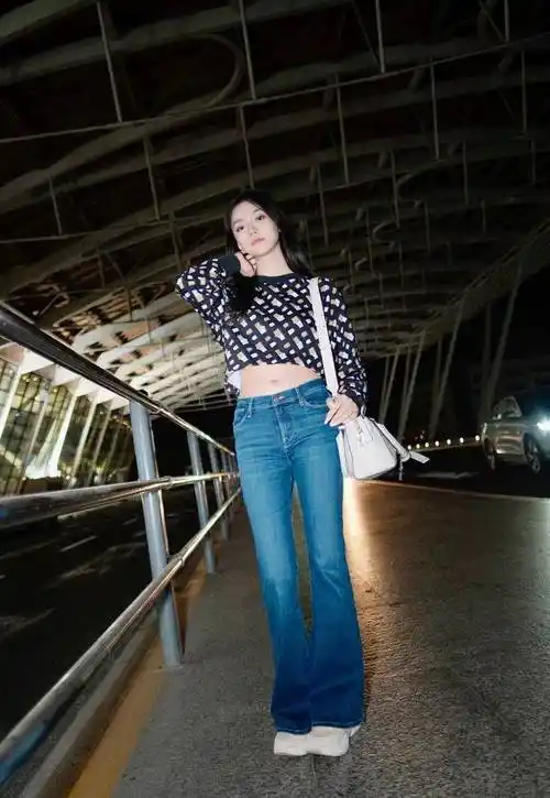 林允现身机场,露脐装搭配牛仔喇叭裤,显瘦显高又时髦!