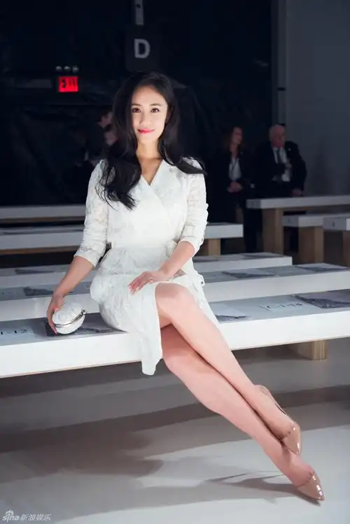 组图:刘芸优雅白袍亮相时装周 美腿秀性感_大陆星闻_明星-超级明星