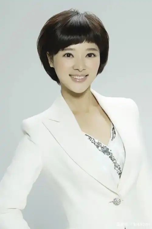 36岁的胡蝶不愧是新晋女神主持 干练短发甜美风 手势好专业