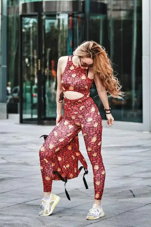 身上有火的老外摆拍的姿势好美是专业模特吗