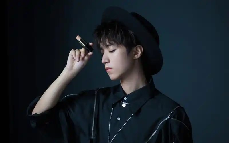 王俊凯黑色帽子图片_tfboys王俊凯桌面壁纸_三千图片网