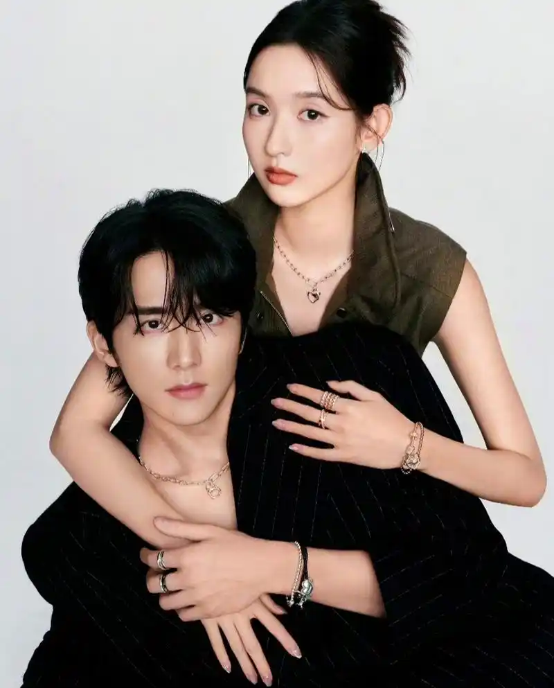 王玉雯张新成拍摄竹马cp七夕大片,这俩人是真正的娱乐圈青梅竹马,两人