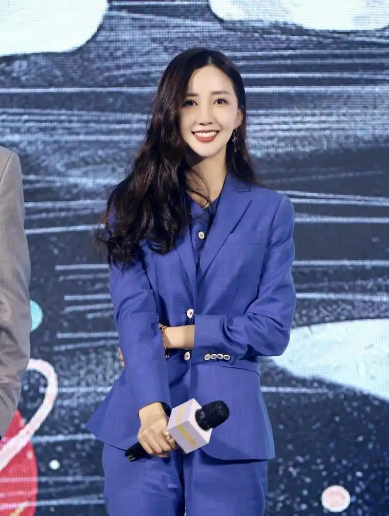 陈欣予穿一字肩上衣要撩人,站起来时气质全开,看着我都心动了!