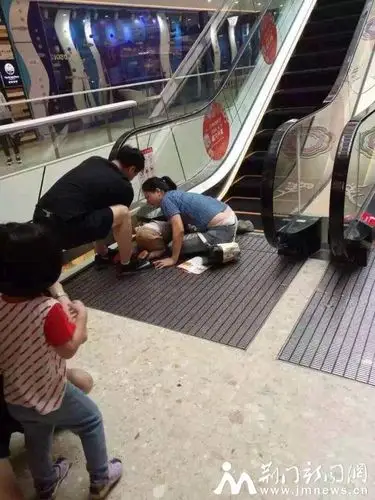 记者提醒各位网友,手扶电梯的台阶处和电梯两边存在间隙,儿童的手较小