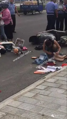 泰州寺巷附近发生惨烈车祸一名骑电动车的女孩当场死亡孩子妈疯了