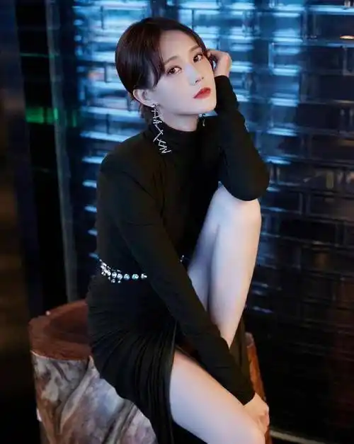 李一桐太大意了,穿裙子还把腿抬得那么高,真是艺高人胆大!_女明星_什