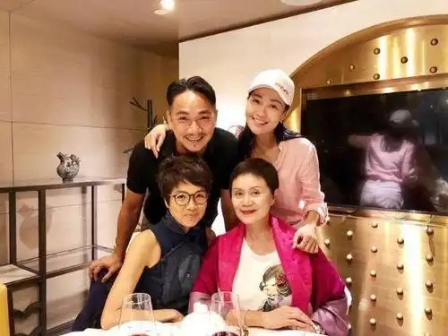 骆达华太太卢燕(前排左)同阿女骆欣言(前排右二)都有现身