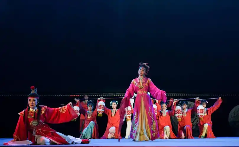 经典作品红楼梦登台动听黄梅戏唱响春城