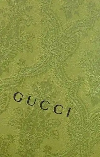 但装红包的盒子是复古绿色的,和05形成了鲜明的对比.