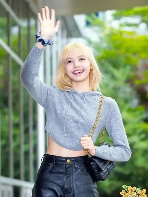 lisa在回归mv中风格大变,走起了黑皮欧美风,对比原来的韩国女团风还