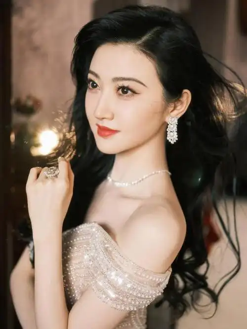 景甜穿着白色珍珠裙优雅明艳!秀优越腰臀线玲珑有型!