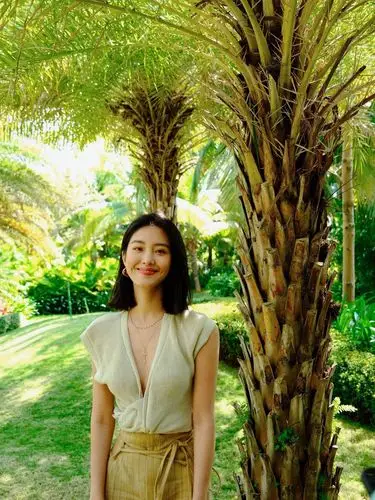 杨采钰舒心米色在初春三月