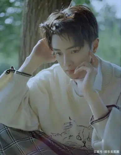 官鸿一身白衣,手持鲜花,神态动人