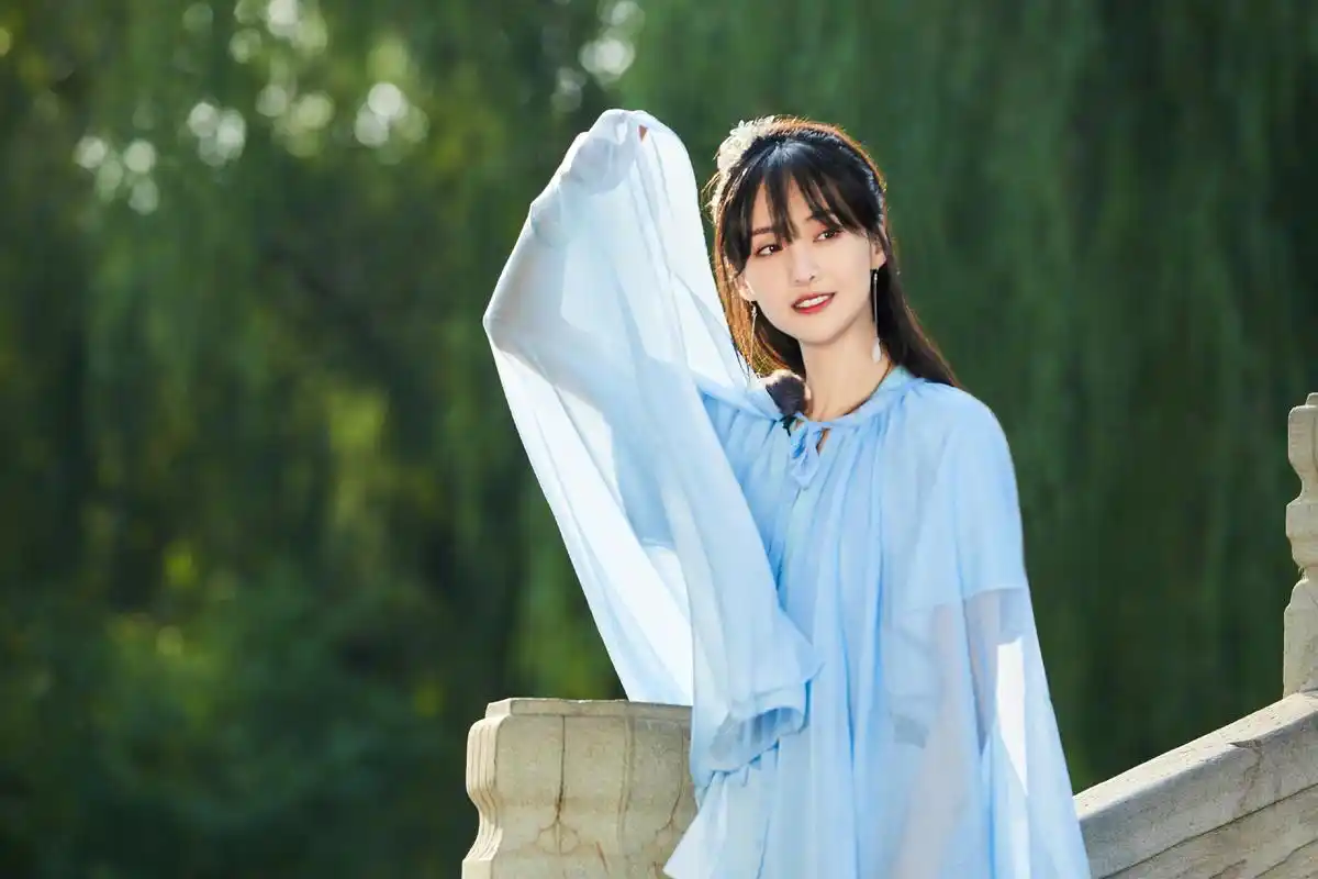 郑爽古装造型,一袭蓝衣,温婉可人,仙气飘飘